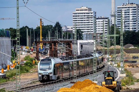 Reconstruction, extension of the Emmerich-Oberhausen railway line, three tracks, including 47 new
