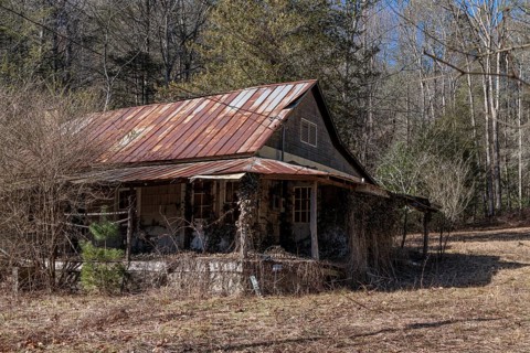 Abandoned cabin in the Chattahoochee National Forest near Blue Ridge, Georgia, USA