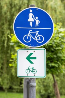 Nahaufnahme, Verkehrsschild, Gemeinsamer Rad- und Fußweg, Verkehrszeichen ZWW 2 Radweg links,