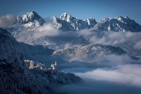 Neuschwanstein Castle with snowy mountains, Allgäu Alps, Fussen, Allgäu, Bavaria, Germany