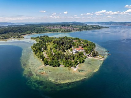 Die Insel Mainau im Bodensee mit dem Schiffanleger und dem barocken Schloss Mainau, erbaut zwischen