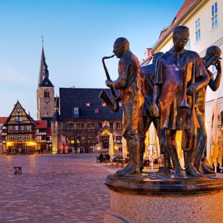 Market with town hall, market church and fountain Münzenberg musicians in the evening, World