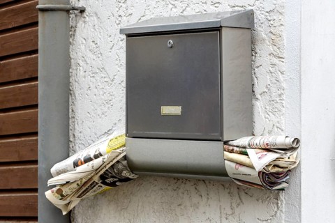 Letterbox, overfilled, clogged, advertising leaflets, weekly papers, brochures, newspapers,