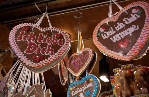 Sales stand, gingerbread hearts, inscription ICH LIEBE DICH sweets, sweets, advertising, neon