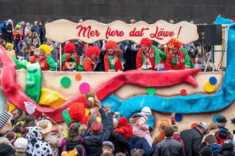 Rose Monday parade in Düsseldorf, themed floats of carnival societies and other participants in the