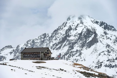 Piz Bever, winter in the mountains, Chamanna Jenatsch CAS, Swiss Alpine Club hut, Val Beve,