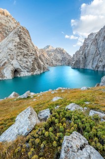 Turquoise mountain lake Kol Suu with rocky steep mountains, Kol Suu Lake, Sary Beles Mountains,