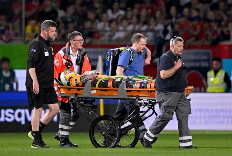 Goalkeeper Kevin Müller 1. FC Heidenheim 1846 FCH (01) is stretchered out of the stadium with a