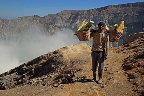 Asia, Indonesia, Java, Volcanoes in Bromo-Semeru National Park, Workers transporting sulphur, Java,