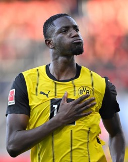 Goal celebration Serhou Guirassy Borussia Dortmund BVB (09) gesture hand on chest, coat of arms,