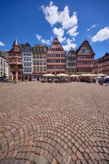 Saturday hill with half-timbered houses on the Römerberg town hall square under a blue sky with