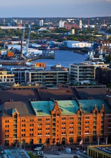 Stadtansicht von oben mit der Speicherstadt, der HafenCity und dem Hafen, Hamburg, Deutschland