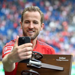 Harry Kane FC Bayern Munich FCB (09) smiles, proudly takes selfie with smartphone of his goal