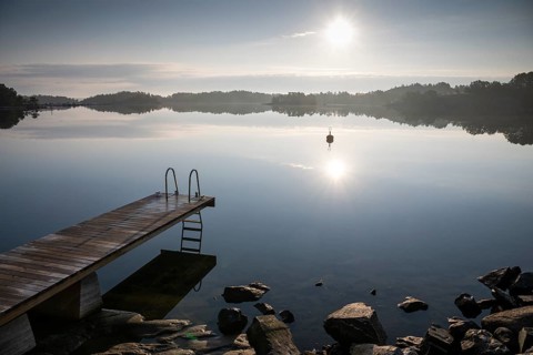 Wooden footbridge with ladder, sun reflected in the sea, morning mood, Kasnäsintie, Falkö Fjord,