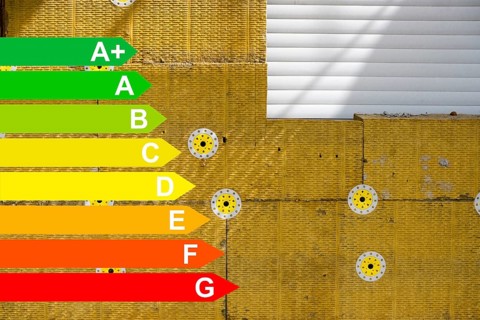 Insulation of a façade with mineral fibre boards, graphic with energy efficiency classes for