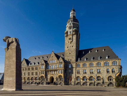 The town hall in Remscheid with the Bergisch Lion monument