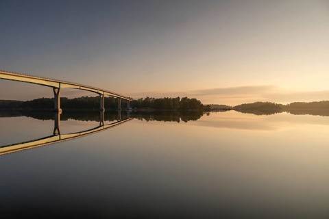 Morning atmosphere, Lövö bridge reflected in the water, Kasnäsintie, Falkö Fjord, Kasnäs, Hitis