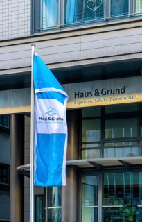 Haus und Grund landowner, flag with company logo, Mohrenstraße, Berlin, Germany