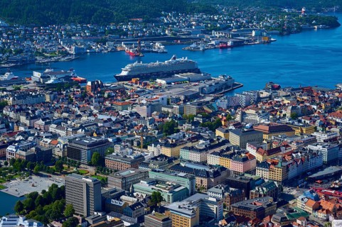 Panoramic view of a coastal town with harbour and a variety of buildings, Fløibanen mountain