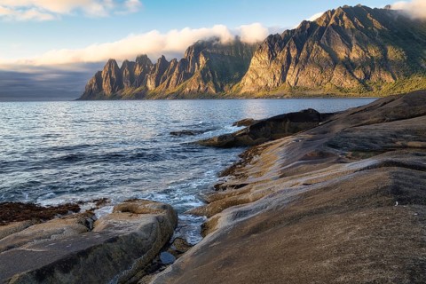 Coastal section Tungeneset, Devil's Teeth, Okshornan mountain range, Senja, Troms, Nord-Norge,