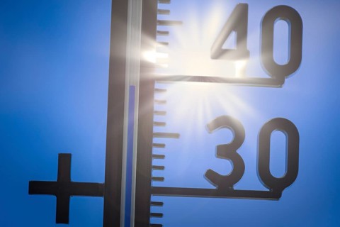 Symbolic image, global warming, A thermometer shows a high temperature under a bright sun in a