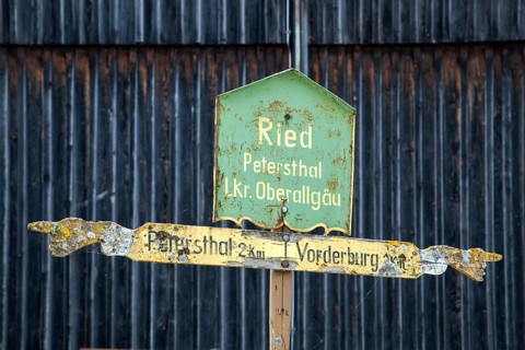Old signpost in Ried, Oy-Mittelberg, Oberallgäu, Allgäu, Bavaria, Germany