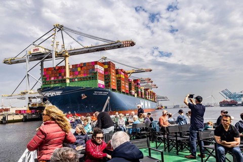 Container ship TIHAMA from Hapag Lloyd. With a length of 400 metres, the ULCV is one of the largest