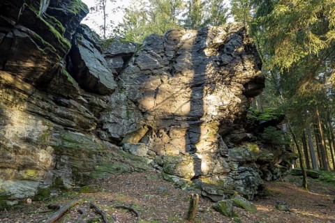 Schwarzer Stein rock formation with Versteinerter Mönch rock formation east of Grünbach in