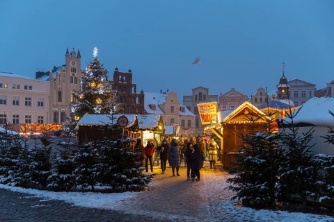 Snow-covered Christmas market on the market square of the Hanseatic city of Wismar, in the