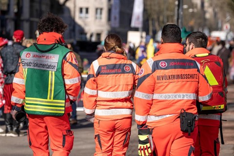 Rose Monday carnival parade in Düsseldorf, rescue workers at the Rose Monday parade, Johanniter