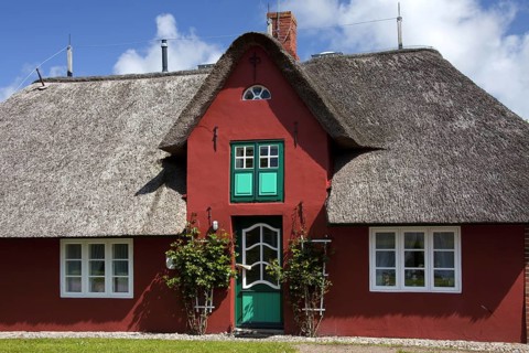 Traditional Frisian thatched house at Süderende on the Island of Föhr, Nordfriesland, North Frisia,