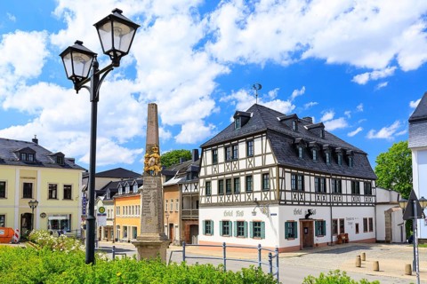 Market square with Kursächsische Postmeilensäule and Hotel Roß, Zwönitz, Erzgebirge, Saxony,