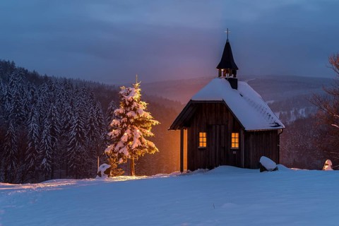Christmas at the chapel on the path, snow-covered and illuminated Christmas tree, Oberlochmühle,