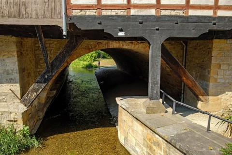 View from the Rathausbrücke bridge onto an arch of the Krämerbrücke bridge with the Gera river