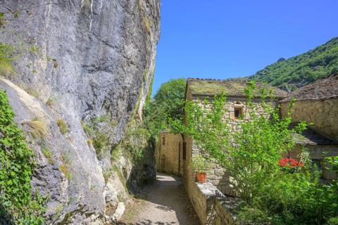Place between rocks in the Tarn Gorge, Gorges du Tarn Causses, Castelbouc, Département Lozère,