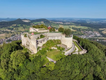 Luftbild von der hochmittelalterlichen Burgruine, Höhenburg Hohenneuffen am Albtrauf, Neuffen,