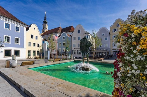 Chistopherus Fountain, Upper Town Square with Parish Church, Schärding am Inn, Innviertel, Upper