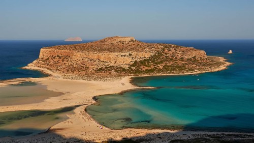 Tigani Island, Pontikos Island, morning light, lagoon, sandbank, parasols, tourists on the beach,