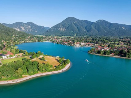 Ferry on the lake, view of Rottach-Egern and Wallberg, Tegernsee, aerial view, Tegernsee, Bavaria,