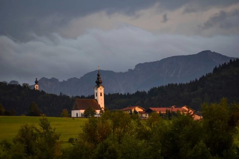 View from the Ainringer moss nature reserve to Ulrichshögl with the Lattengebirge in the background