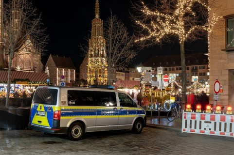 Police securing the Christkindlesmarkt, behind the Schöne Brunnen, Hauptmarkt, Nuremberg, Middle