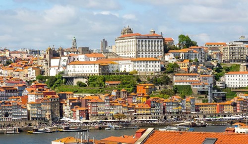 River Douro riverside, historic buildings in Ribeira area, city of Porto, Portugal, Europe view
