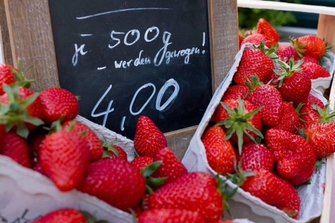 Price tag for fresh strawberries, market, market stall, weekly market market, farmer's market,