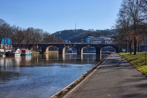 River Saar, riverbank, footpath and cycle path, pedestrian bridge, trees, backlight, sidelight,