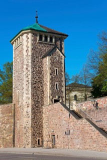 A medieval defence tower with bricks under a blue sky, defence tower, Kiek in de Köken, Museum,