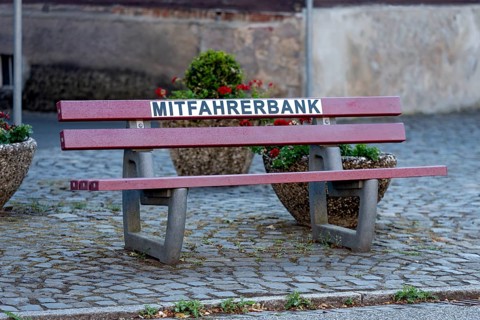 Carpooling bench, carpooling bench, public bench for private carpooling, rural, organised