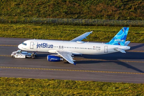 A JetBlue Airbus A320 aircraft with the registration number N703JB at the airport in Orlando, USA