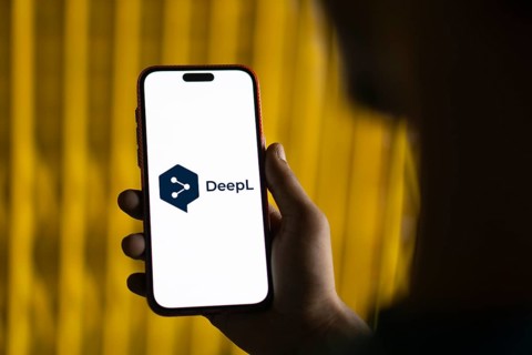 deepl logo is displayed on smartphone
