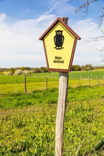 Natural monument sign on the country lane to Medingen with various tree species, many old and new