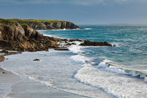 Waves breaking on the rocky coast near Plouarzel on the Atlantic coast, Département Finistère,
